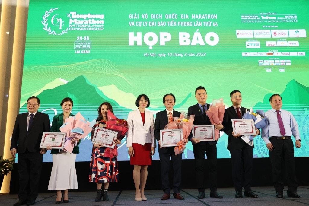 Đại diện SABECO (thứ 3 từ trái sang) tại sự kiện họp báo công bố Giải VĐQG Marathon và cự ly dài Tiền Phong lần thứ 64