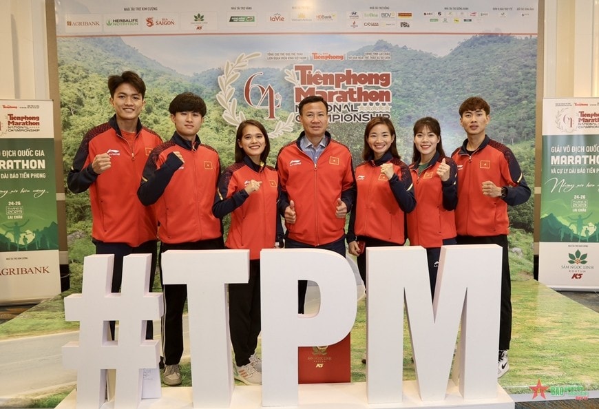 Các vận động viên tuyển điền kinh Việt Nam tại buổi họp báo Tiền Phong Marathon 2023