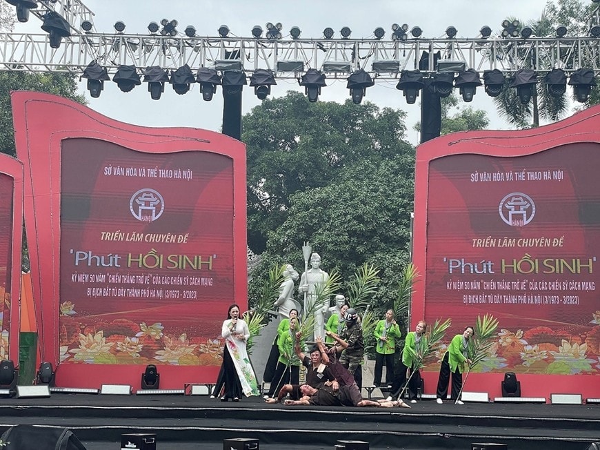 Tiết mục tôn vinh các chiến sĩ cách mạng bị địch bắt, tù đày tại lễ khai mạc triển lãm(Ảnh: hanoimoi.com.vn) Tiết mục tôn vinh các chiến sĩ cách mạng bị địch bắt, tù đày tại lễ khai mạc triển lãm(Ảnh: hanoimoi.com.vn)