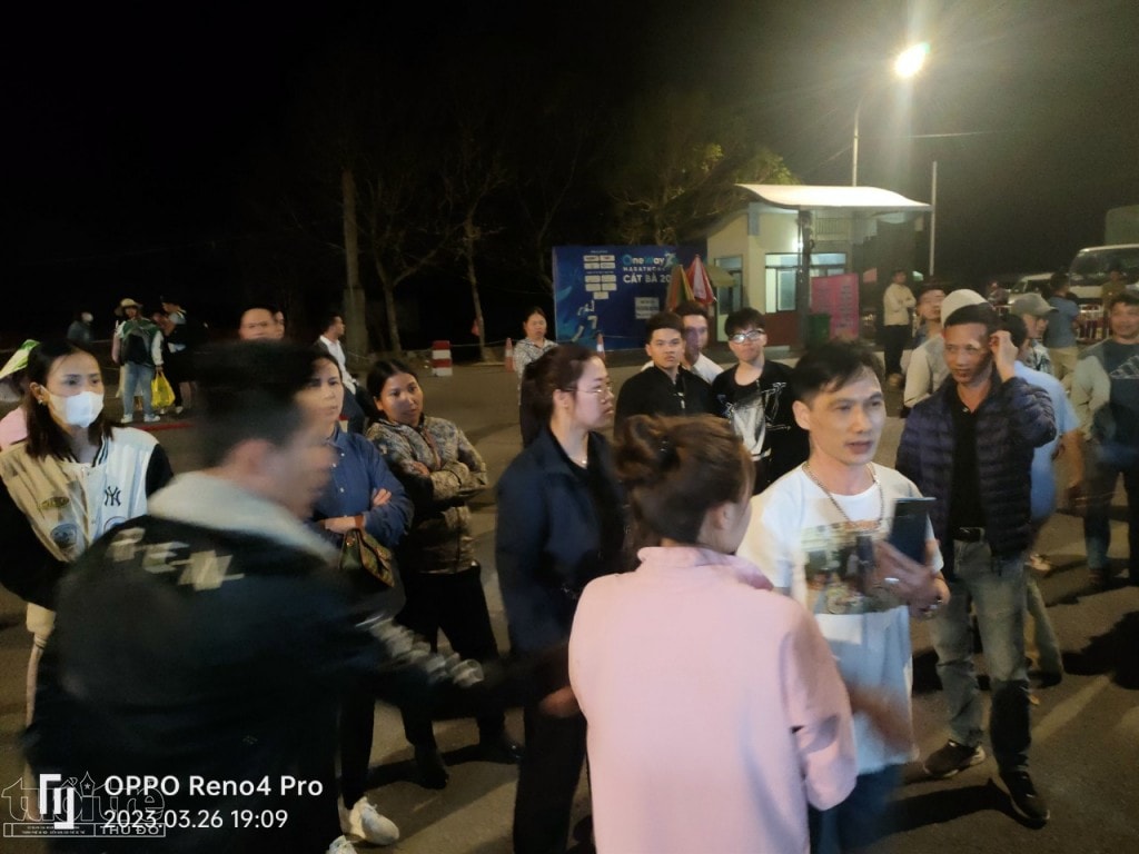 Hàng chục hành khách đến Ban quản lý Bến phà đôi co, đòi  trả lại vé, đòi lại tiền