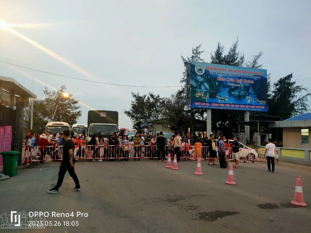 Các phương tiện và Du khách bị tắc tại bến phà Gót lúc 17h30
