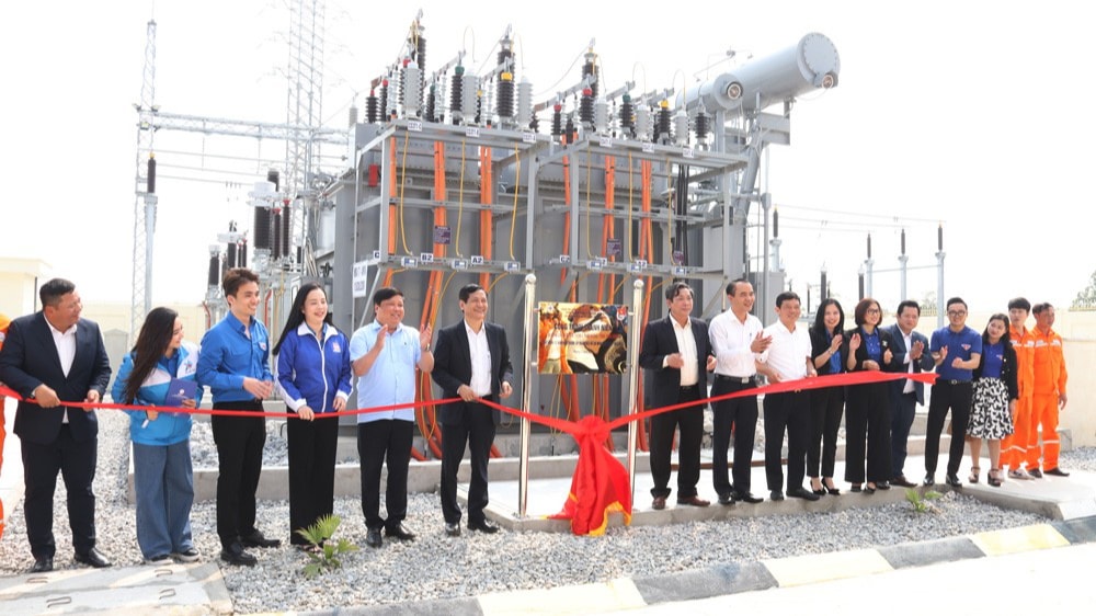 Các đại biểu thực hiện nghi thức gắn biển Công trình thanh niên Đường dây và Trạm biến áp 110kV Thái Hưng