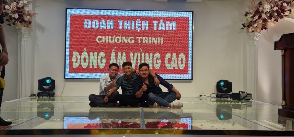 Anh Đoàn cùng những người bạn trong chương trình “Đông ấm vùng cao” Anh Đoàn cùng những người bạn trong chương trình “Đông ấm vùng cao”
