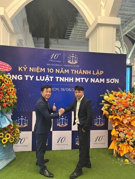 Anh Đinh Đức Đoàn trong Lễ kỷ niệm 10 năm thành lập công ty Luật TNHH MTV Nam Sơn Anh Đinh Đức Đoàn trong Lễ kỷ niệm 10 năm thành lập công ty Luật TNHH MTV Nam Sơn