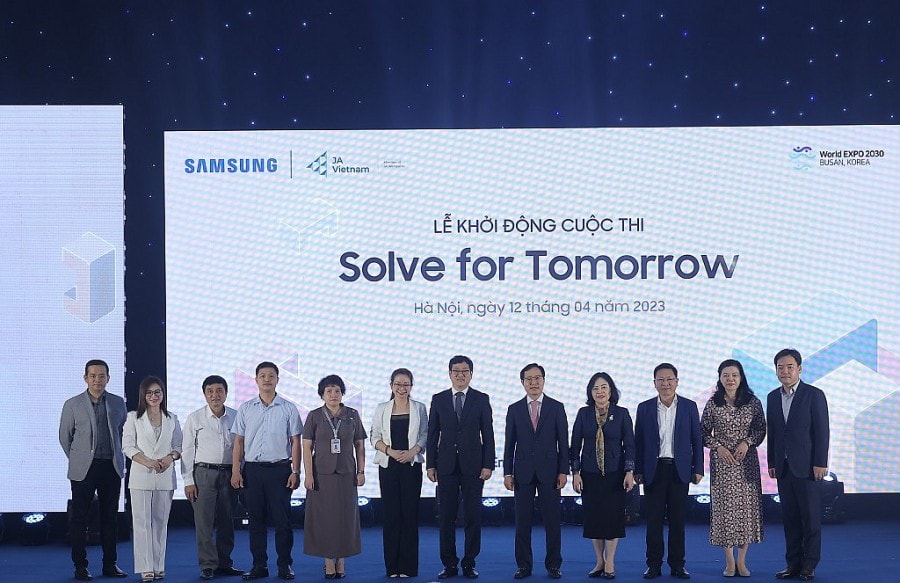 Đại diện Samsung Việt Nam, Đại diện Bộ Giáo dục và Đào tạo, Đại diện Bộ Văn hóa Thể thao và Du lịch chụp hình lưu niệm tại sự kiện