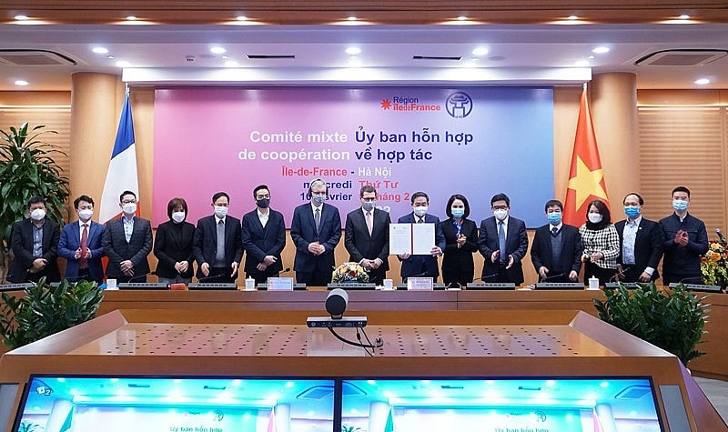 Hai bên trao tượng trưng ký kết Chương trình hành động chung giai đoạn 2022-2025