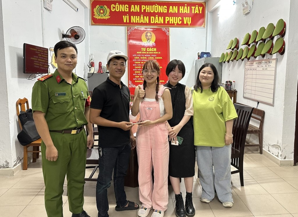 Đà Nẵng: Trao trả tài sản cho du khách nước ngoài bị bỏ quên Đà Nẵng: Trao trả tài sản cho du khách nước ngoài bị bỏ quên