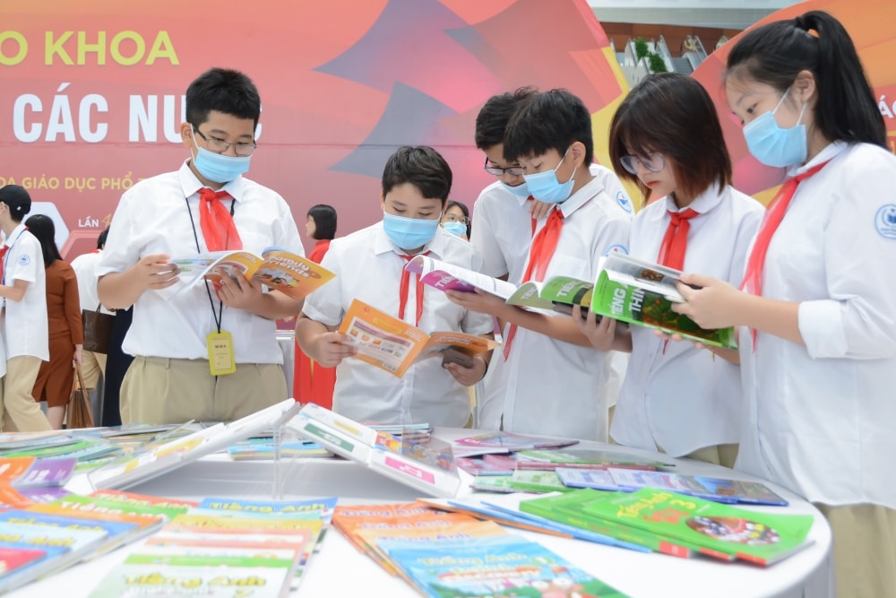 Học sinh tại hoạt động trưng bày SGK Việt Nam và các nước