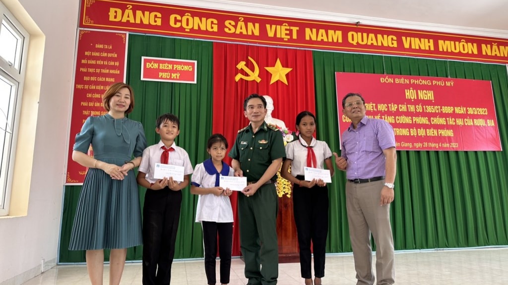 Các suất học bổng được trao tặng tới học sinh Các suất học bổng được trao tặng tới học sinh
