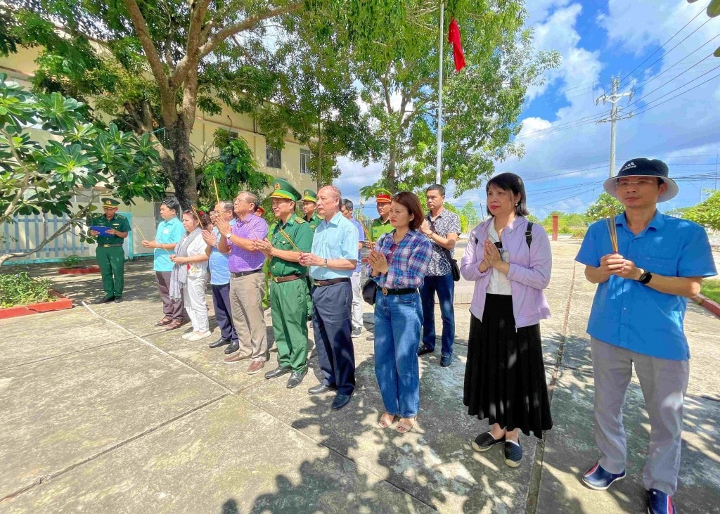 Những người “bố nuôi” vùng biên ải Những người “bố nuôi” vùng biên ải