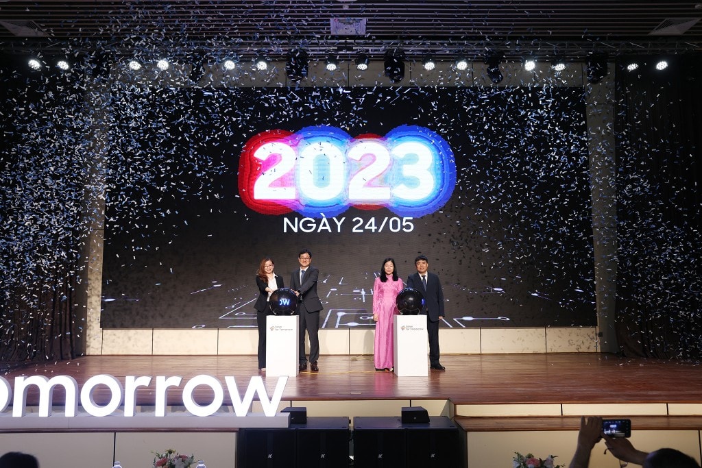 Các đại biểu ấn nút khởi động cuộc thi Solve for Tommorrow 2023 tại khu vực miền Trung