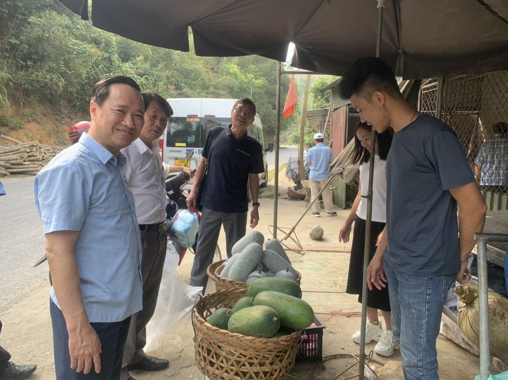 Khách du lịch mua bí xanh thơm để làm quà tại Bắc Kạn Khách du lịch mua bí xanh thơm để làm quà tại Bắc Kạn