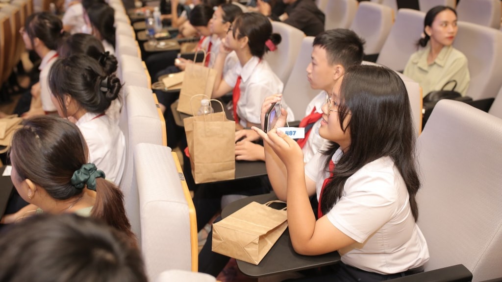 Các bạn học sinh tham gia lễ phát động cuộc thi Các bạn học sinh tham gia lễ phát động cuộc thi