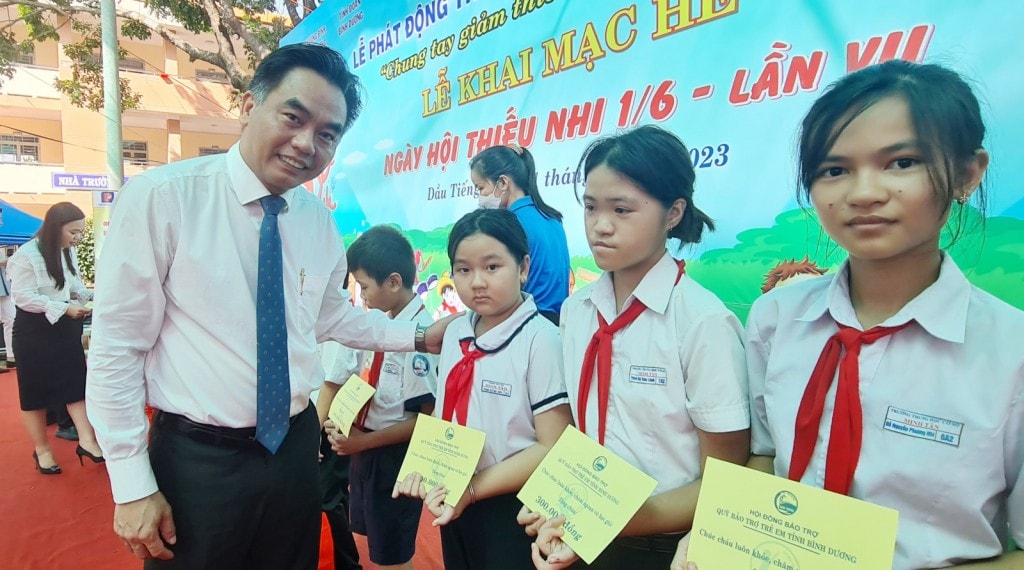  ban tổ chức và các nhà tài trợ đã trao 1.250 phần quà của Quỹ Bảo trợ trẻ em tỉnh và 40 phần quà của UBND huyện Dầu Tiếng cho trẻ em có hoàn cảnh khó khăn. Mỗi phần quà trị giá 1,655 triệu đồng, gồm 300 ngàn tiền mặt, 1 phần quà trị giá 300 ngàn đồng và phiếu khám bệnh miễn phí trị giá 1,055 triệu đồng. Tổng trị giá các phần quà là hơn 2 tỷ đồng.