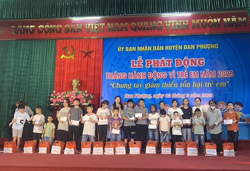 Huyện Đan Phượng trao quà cho các em nhỏ có hoàn cảnh khó khăn trên địa bàn