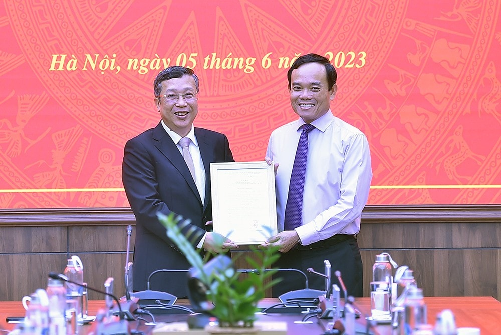 Phó Thủ tướng Trần Lưu Quang trao Quyết định bổ nhiệm Thứ trưởng Bộ NN&PTNT - Ảnh: VGP/Hải Minh