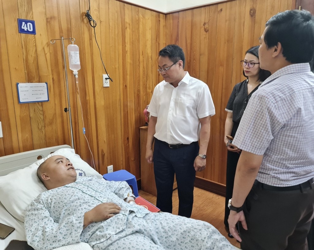, Giám đốc Sở Thông tin và Truyền thông Hà Nội Nguyễn Việt Hùng thay mặt lãnh đạo Thành phố cùng đại diện Ban Tuyên giáo Thành uỷ Hà Nội, Văn phòng UBND Thành phố đã đến thăm hỏi, động viên phóng viên T.T.C