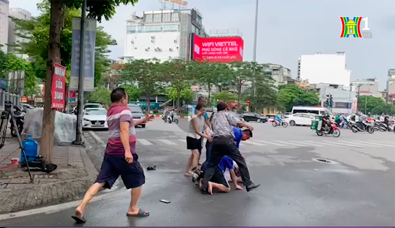 Hình ảnh cắt từ clip ghi lại các đối tượng tấn công phóng viên