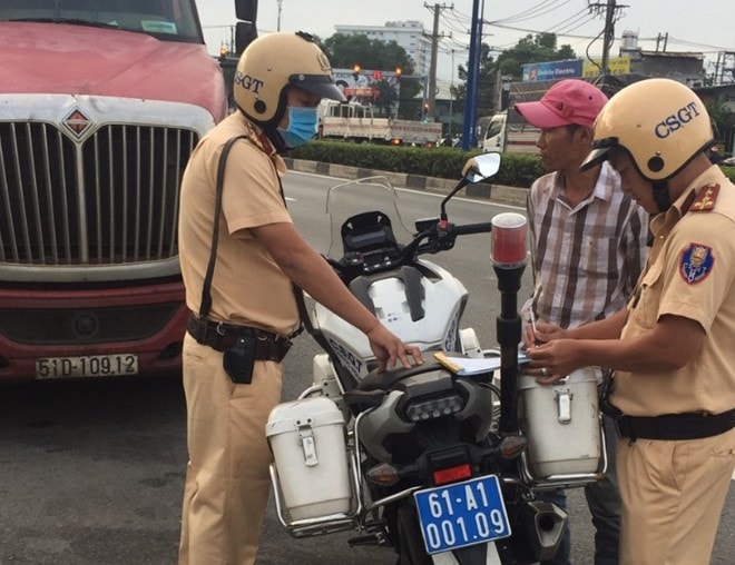 CSGT lập biên bản trường hợp vi phạm.