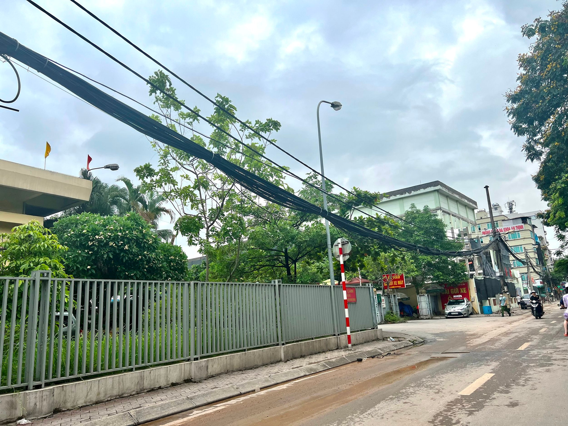 7.jpgBúi dây điện buông thõng trước cửa Bệnh viện 19-8 số 9 Trần Bình, phường Mai Dịch (quận Cầu Giấy)