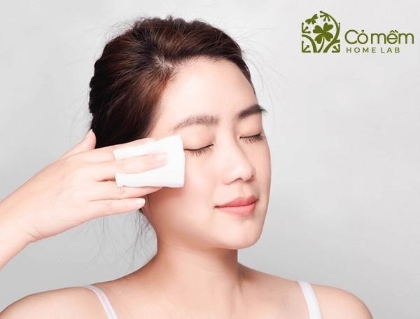 Ưu tiên lựa chọn dòng tẩy trang có thành phần phù hợp với làn da dầu mụn