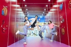 Độc lạ hè 2023: Emoji khổng lồ “đại náo