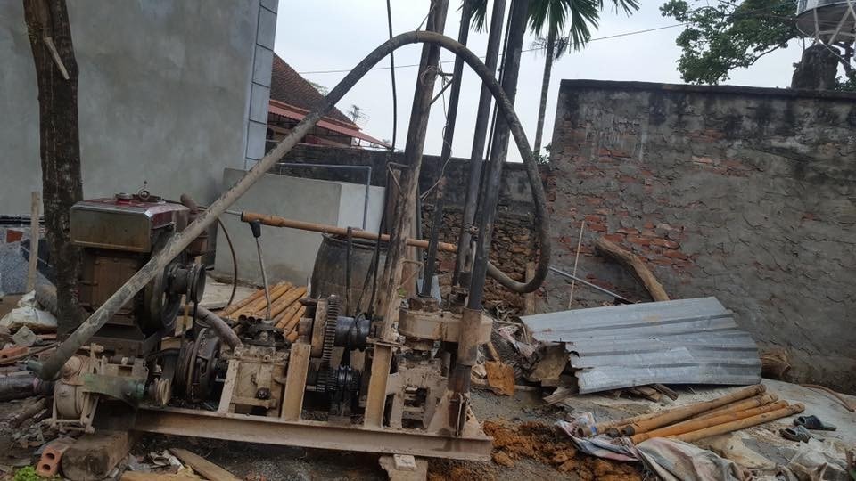 Một chiếc máy khoan thô sơ được dùng khoan giếng dân dụng ở công trình nhà ở
