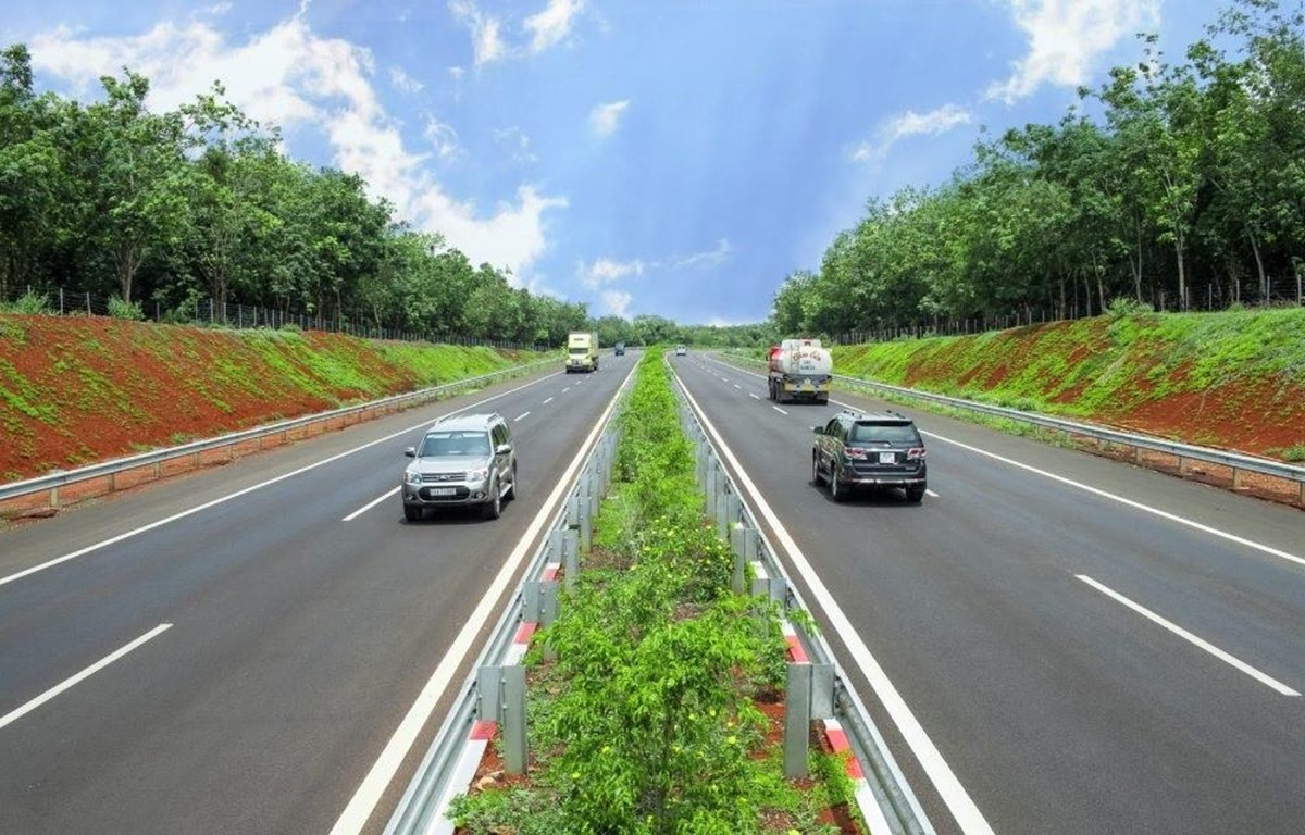 Phương tiện lưu thông trên tuyến cao tốc do VEC quản lý, khai thác và vận hành. (Ảnh: PV/Vietnam+)