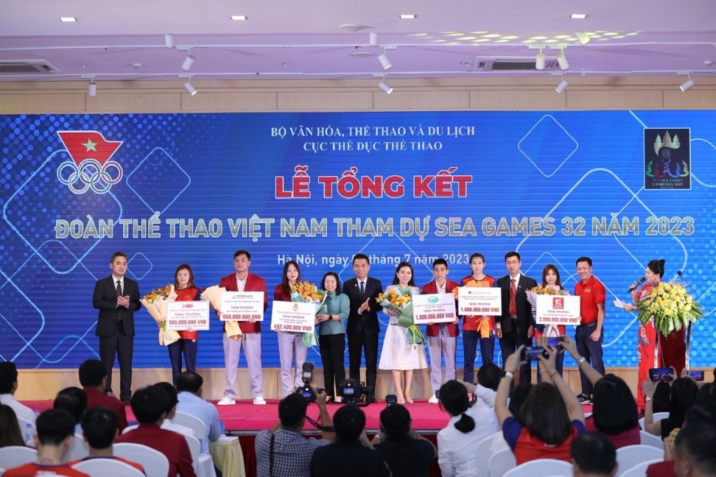 Đại diện Bia Saigon (rìa phải) trao tặng khoản thưởng cho các VĐV đạt HCV tại SEA Games 32(1)