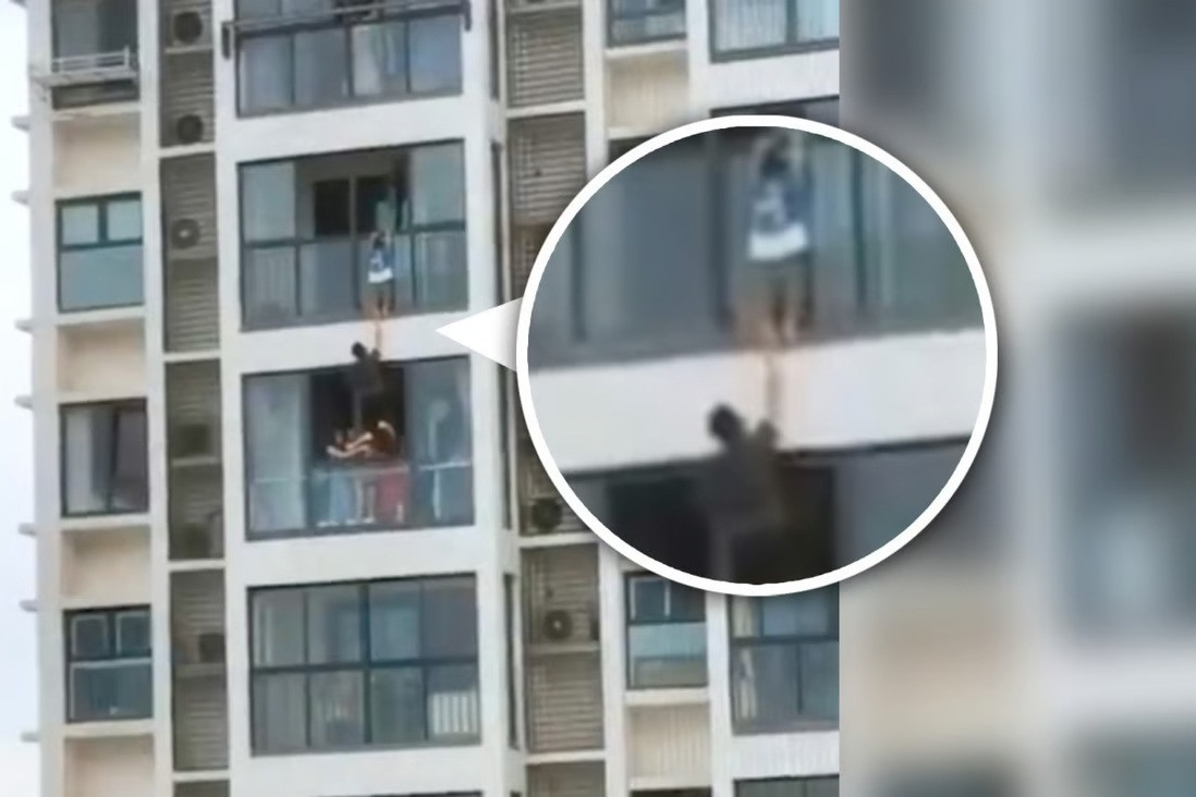 Trung Quốc: Người đàn ông leo ban công cứu bé trai treo lơ lửng ở tầng 14 - 1