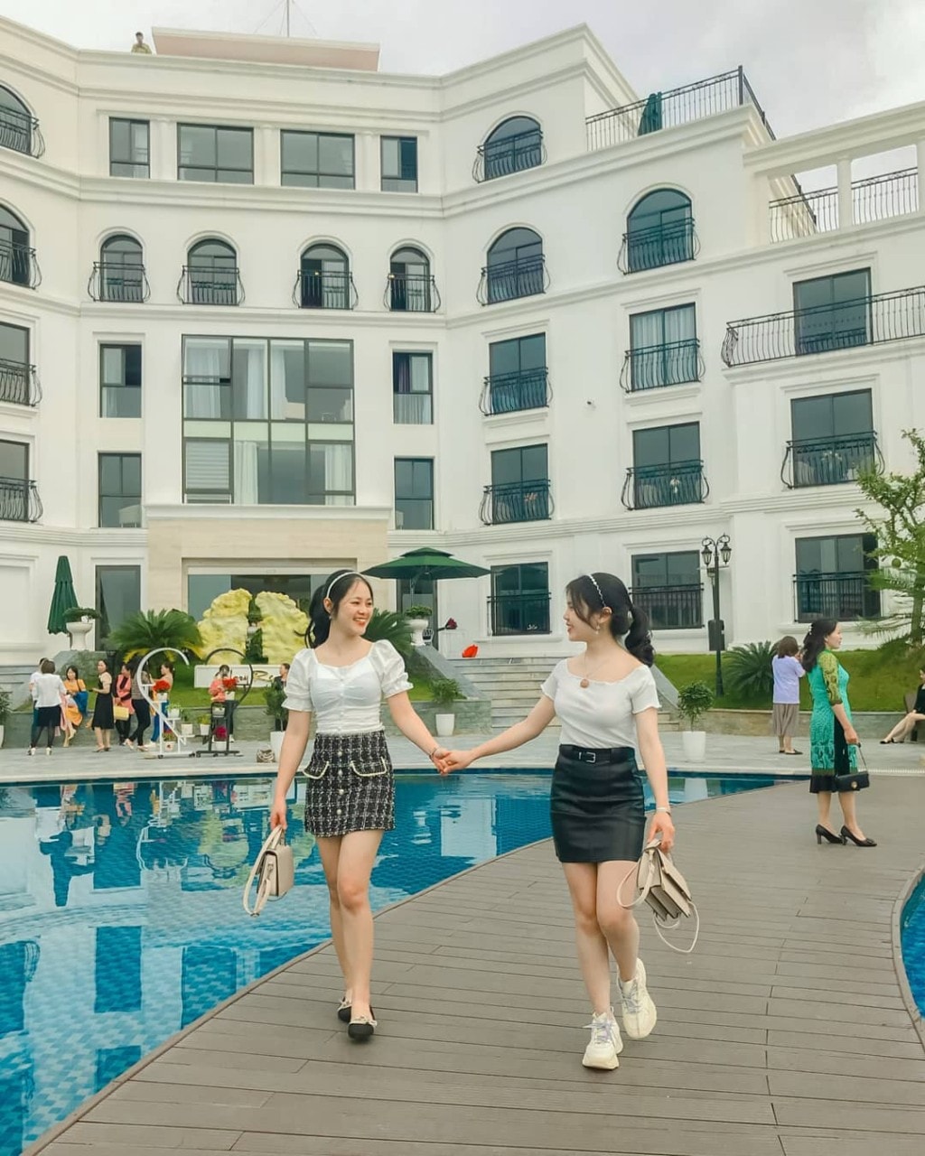 Glory Resort hứa hẹn mang đến cho bạn không gian hoàn toàn tách biệt khỏi những ồn ào, xô bồ của đô thị. Đây là Resort Sơn Tây mang đậm nét đẹp Tây phương hiện đại