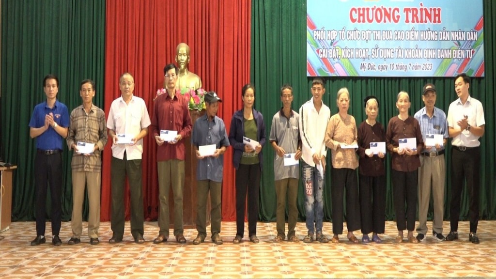 Huyện đoàn Mỹ Đức phối hợp với các đơn vị trao tặng sim chính chủ đến người dân 