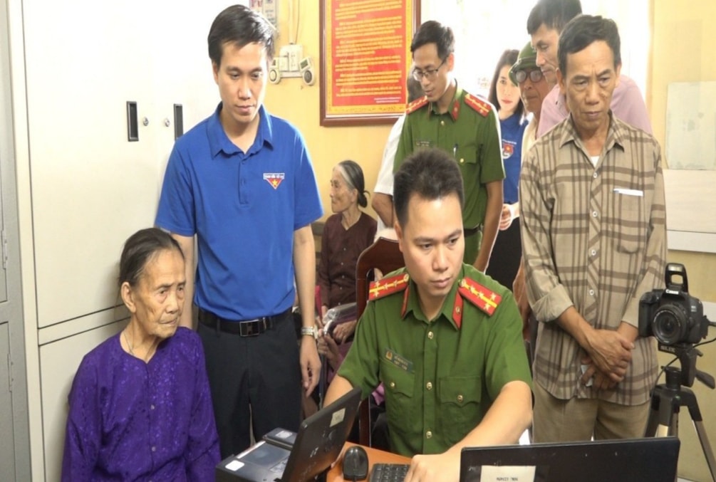 Người dân được hỗ trợ, hướng dẫn cài đặt sử dụng VNeid