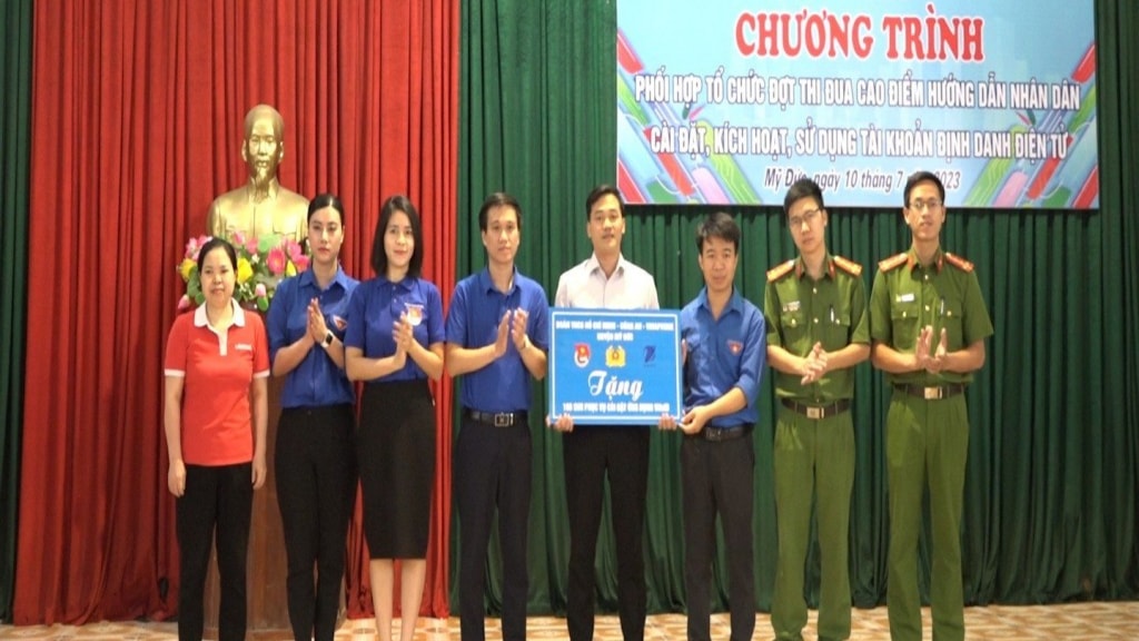 Đây là hoạt động thiết thực hỗ trợ người dân cài đặt VNeid