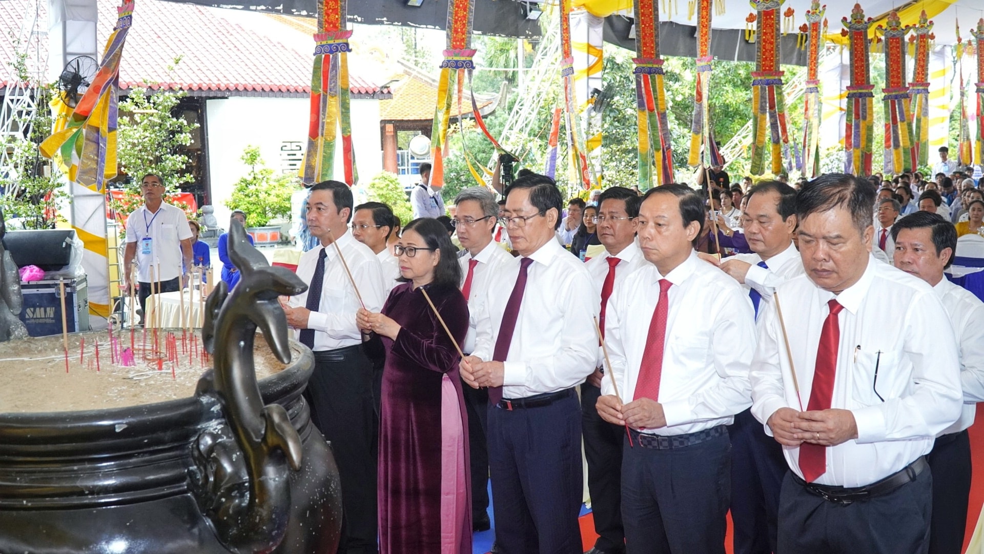 Lãnh đạo tỉnh dâng hương tưởng niệm các anh hùng liệt sĩ, chiến sĩ cách mạng và đồng bào yêu nước đã hy sinh.