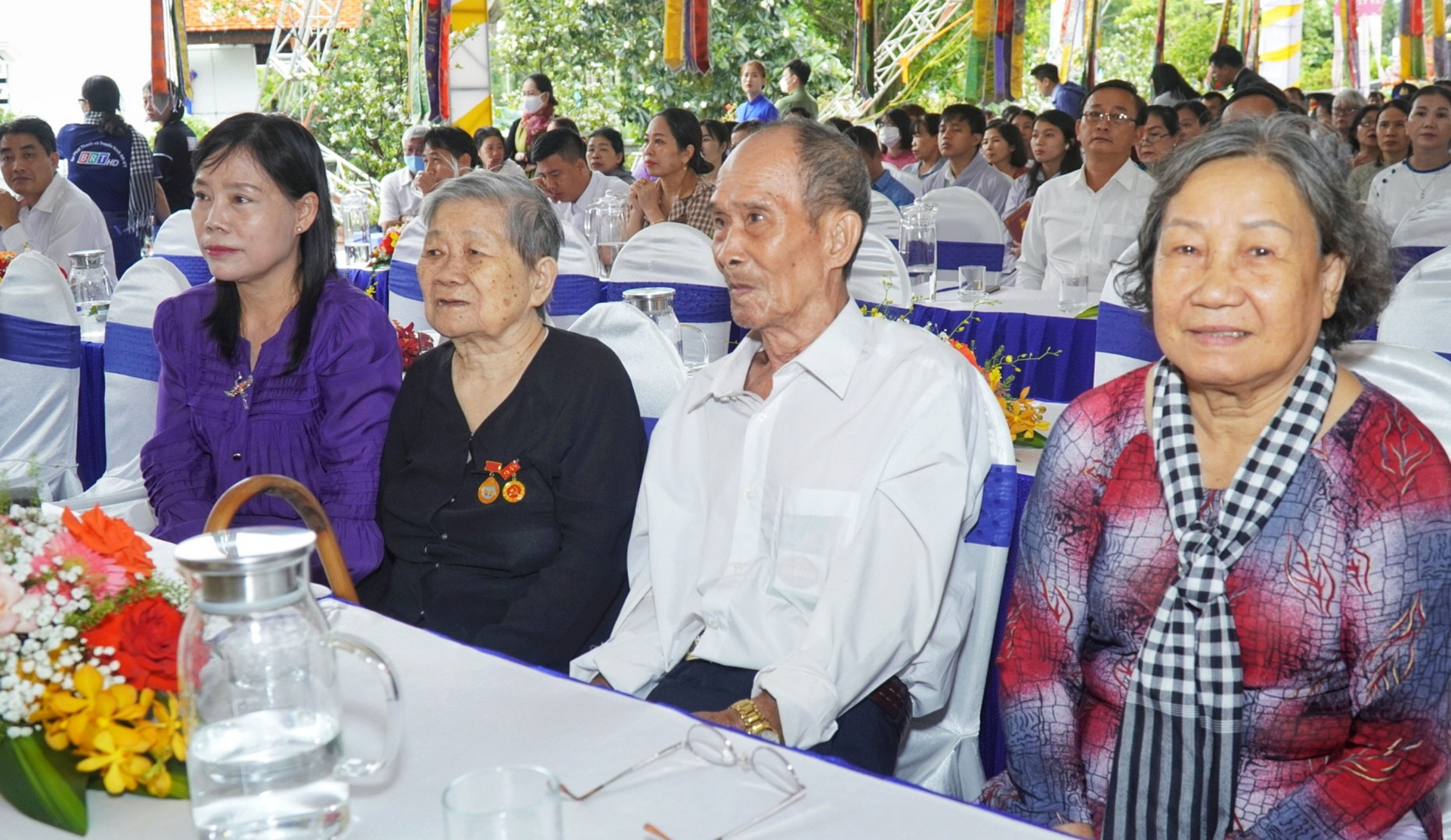 Các cựu tù chính trị CônĐảo và các đại biểu tham dự lễ truy niệm.