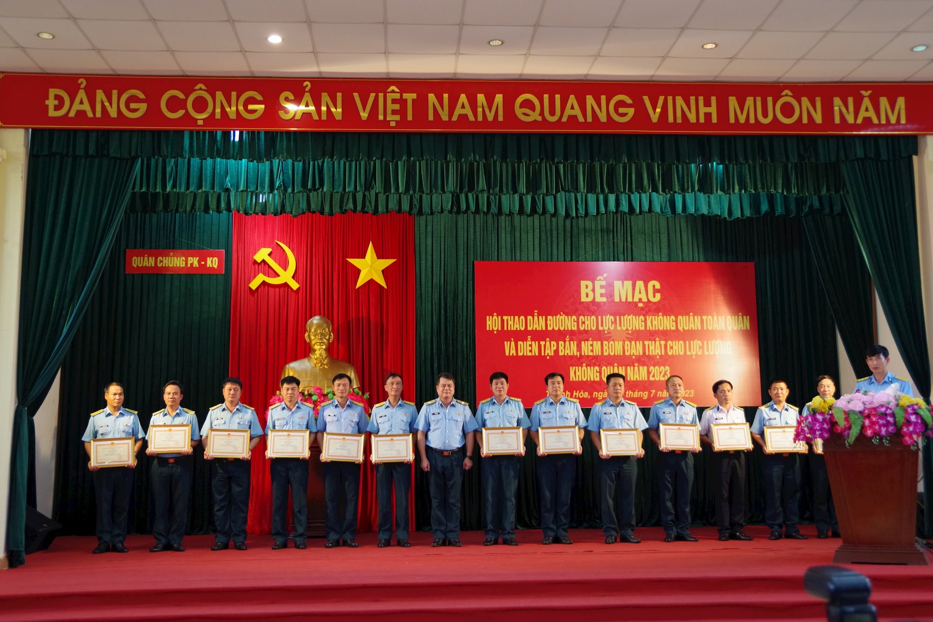 thieu-tuong-vu-hong-son-pho-tu-lenh-kiem-tham-muu-truong-quan-chung-pk-kq-trao-thuong-cho-cac-tap-the.jpg