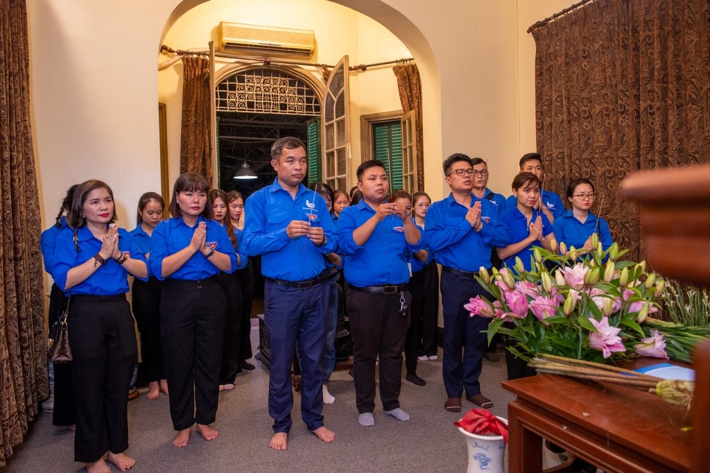 Đoàn tình nguyện viên Thủ đô dâng hương tưởng niệm Đoàn tình nguyện viên Thủ đô dâng hương tưởng niệm