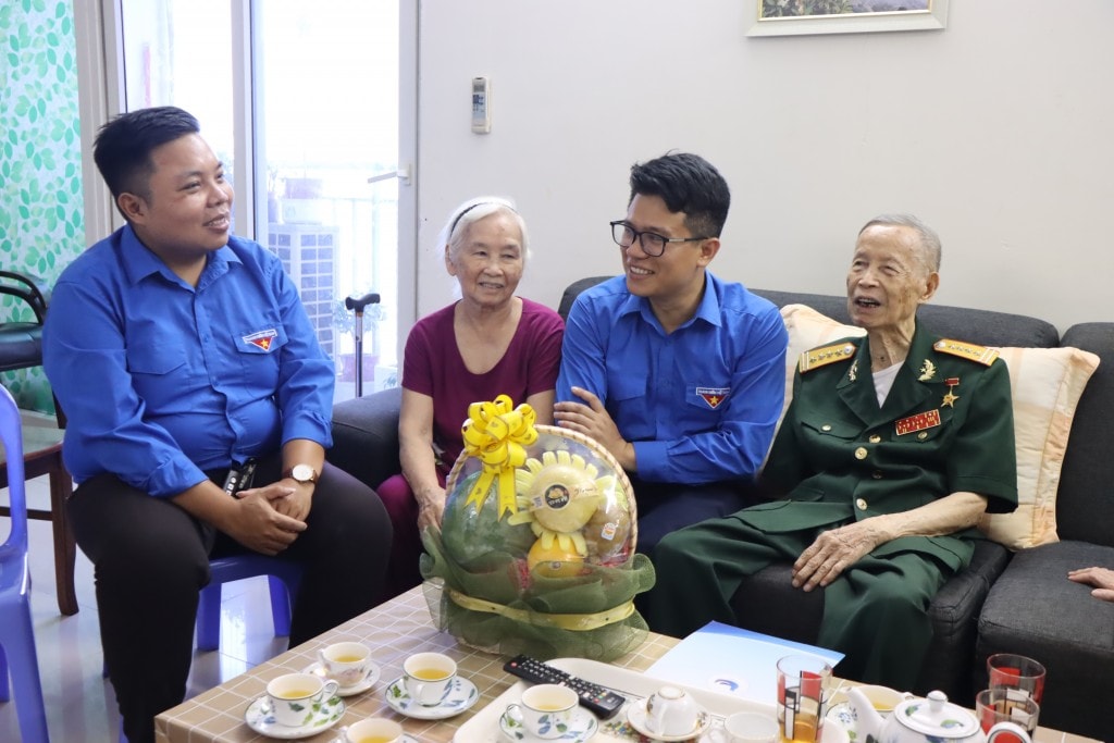 Tình nguyện viên Thủ đô tặng quà tri ân lão thành cách mạng Tình nguyện viên Thủ đô tặng quà tri ân lão thành cách mạng