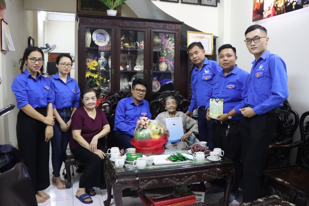Những món quà tri ân được trao đến Mẹ Việt Nam anh hùng Những món quà tri ân được trao đến Mẹ Việt Nam anh hùng
