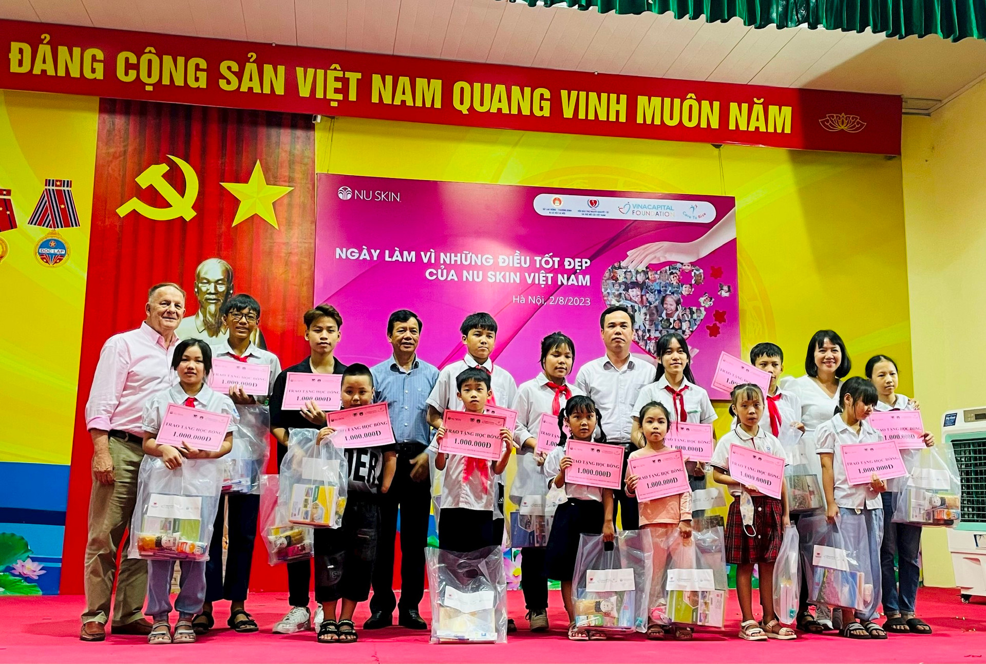 Trao 100 suất quà tặng học sinh khuyết tật, mồ côi thành phố Hà Nội