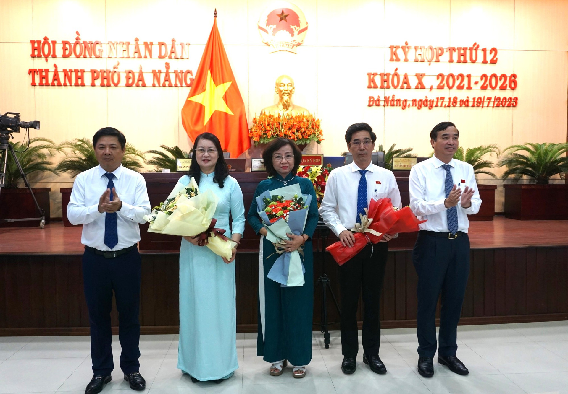 Phê chuẩn bầu, miễn nhiệm chức vụ Phó Chủ tịch UBND thành phố Đà Nẵng - Ảnh 1.