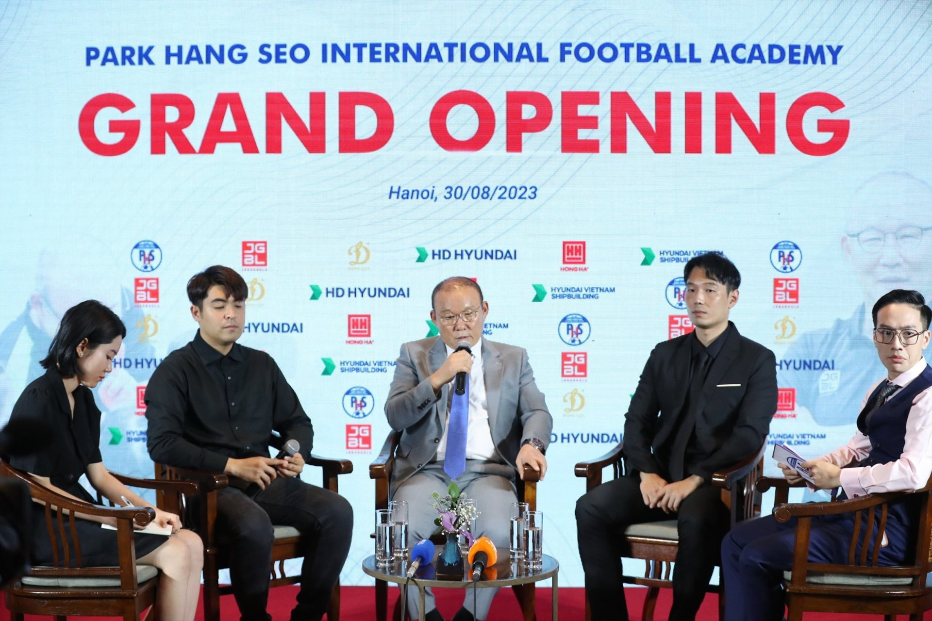 Ông Park Hang-seo và ông Shin Jong Yong (ngồi cạnh bên phải) là huấn luyện viên trưởng Học viện. Ảnh: Lan Phương
