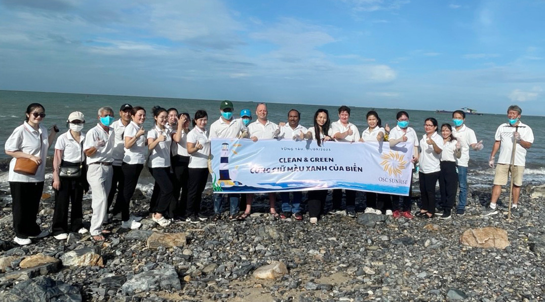Với khẩu hiệu “Cùng giữ màu xanh của biển”, OSC Sunrise sẽ duy trì hoạt động thu gom rác trên bờ biển mỗi tháng 1 lần. 