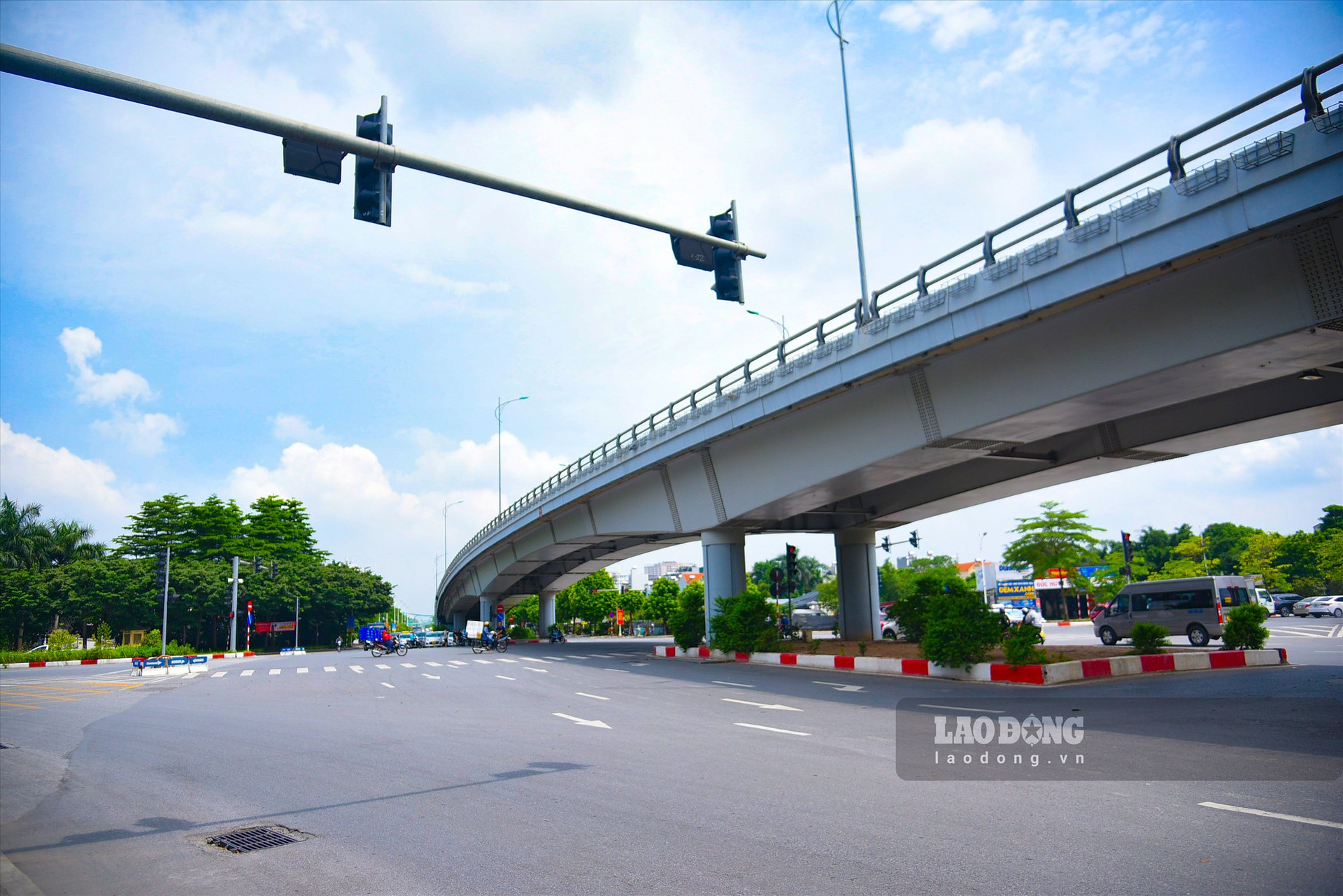 Khi hoàn thành dự án và thông xe, nút giao Cổ Linh - đường dẫn cầu Vĩnh Tuy sẽ là nút giao có 3 tầng đường, gồm: cầu vượt, đường ở nút giao hiện hữu và hầm chui.