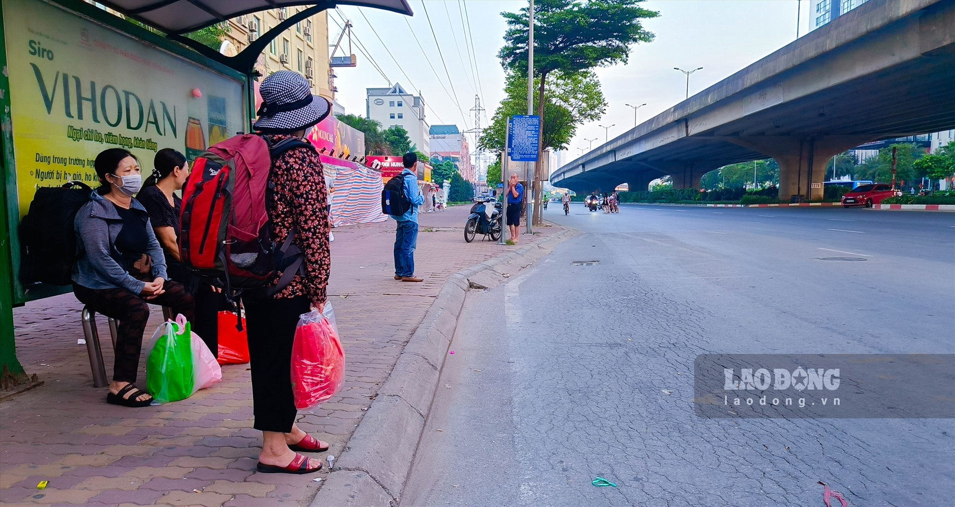 Trên tuyến đường Phạm Hùng (quận Nam Từ Liêm, Hà Nội) đường phố thông thoáng, mật độ giao thông thưa thớt, vắng vẻ và không xảy ra tình trạng tắc nghẽn.