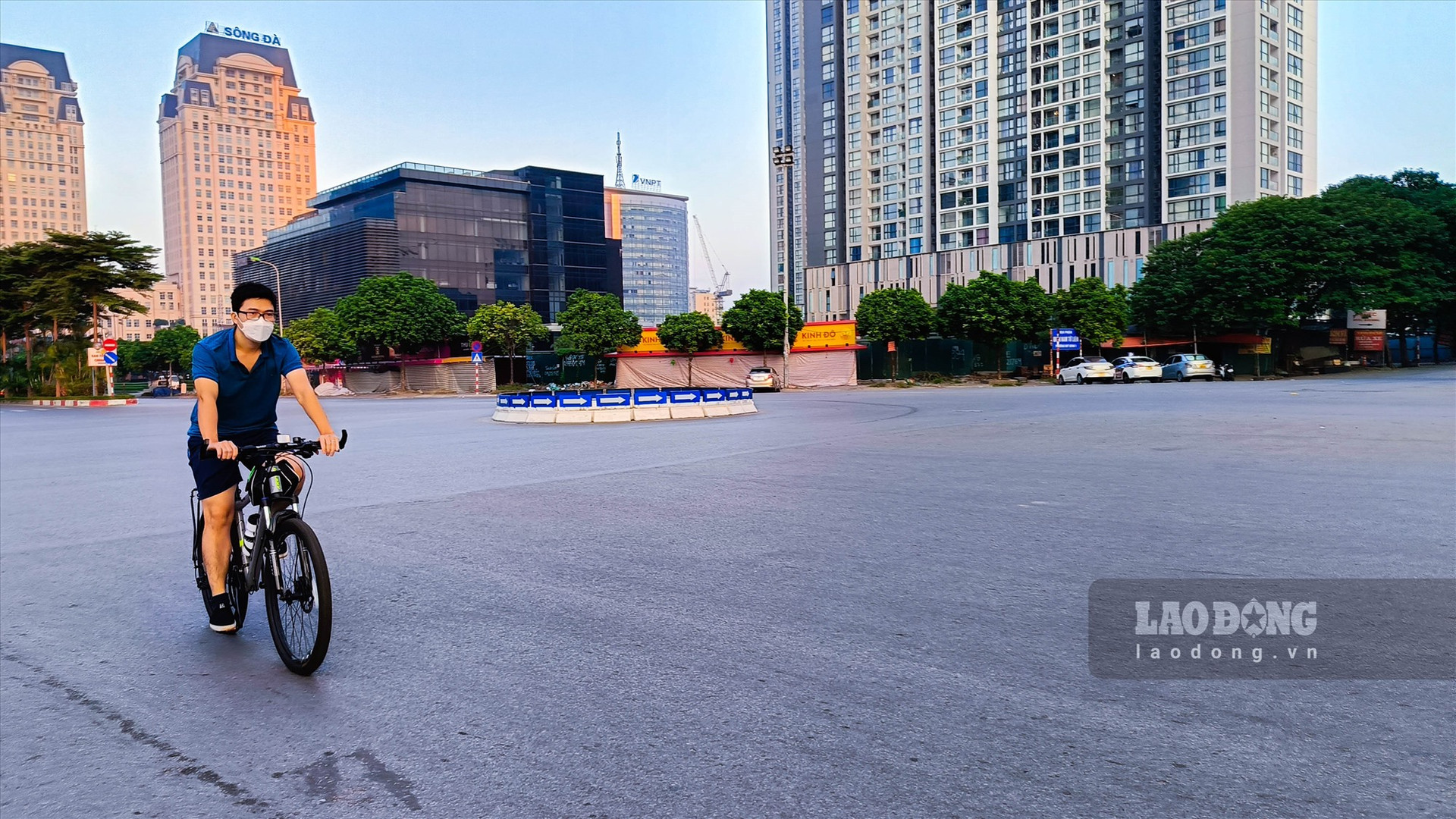 Tại Dương Đình Nghệ (quận Cầu Giấy, Hà Nội) đường phố cũng trở nên thông thoáng, các phương tiện tham gia giao thông chủ yếu là xe đạp. 