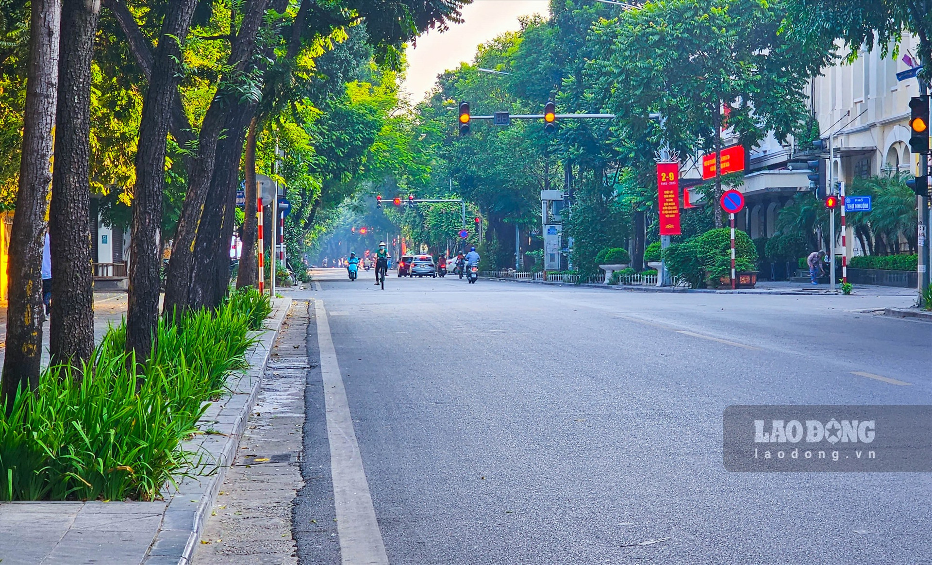 Tại các tuyến phố như Bà Triệu, Quang Trung, Thợ Nhuộm,... lượng phương tiện giao thông giảm mạnh trong giờ cao điểm.