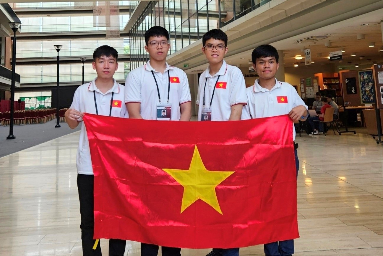 Toàn bộ học sinh Việt Nam dự thi giành huy chương Olympic tin học quốc tế - 1