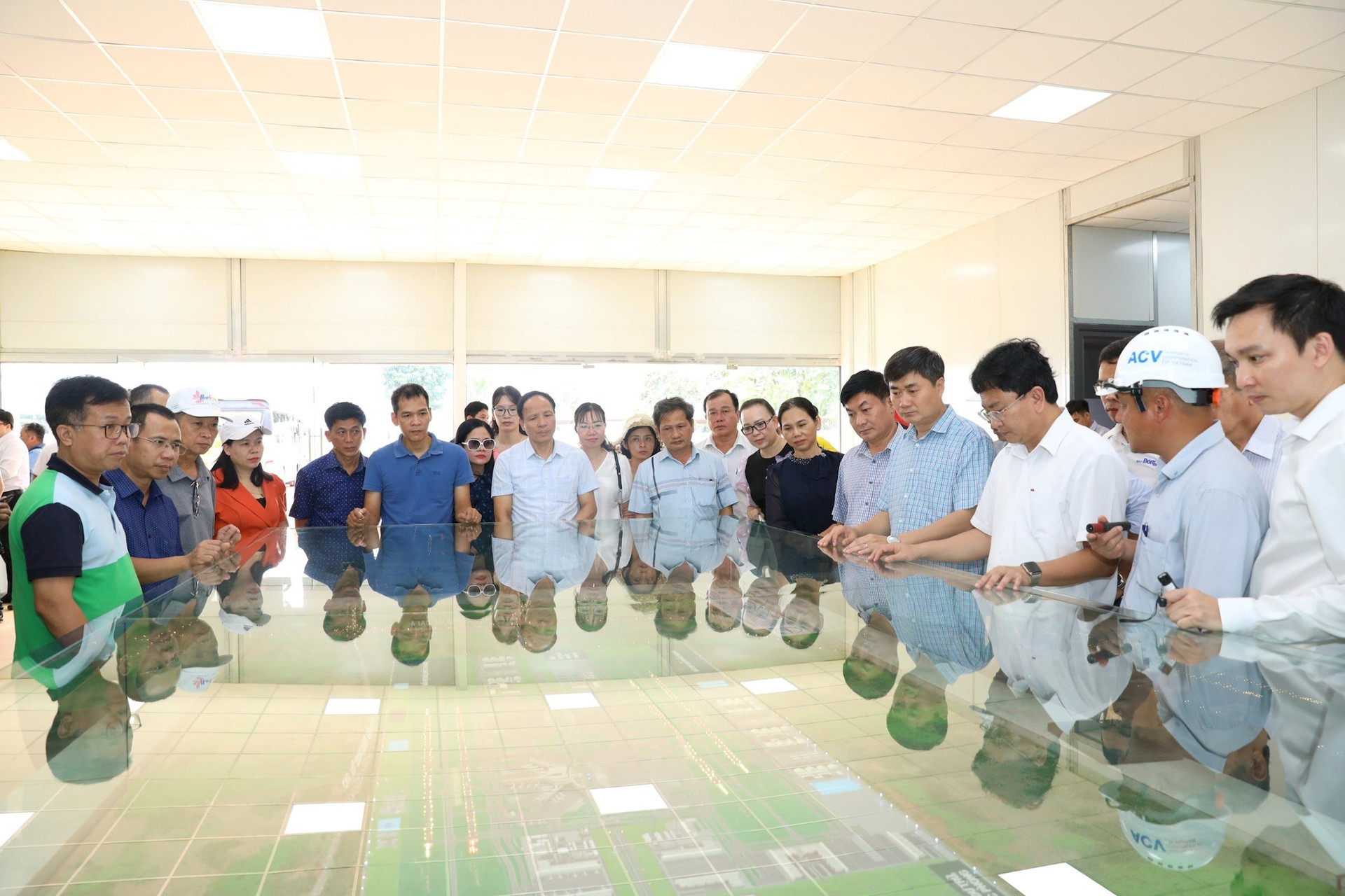 Đại diện Ban Quản lý dự án sân bay Long Thành giới thiệu với các đại biểu tham dự hội thảo tổng quan dự án. Ảnh: Phạm Tùng